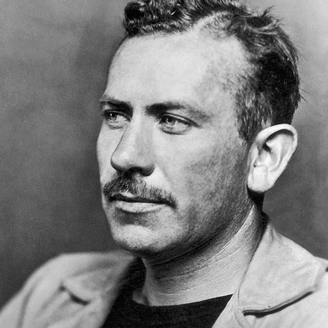 Fotoğraf: McFadden Publications, Inc.; no photographer credited; photo likely the work of Sonya Noskowiak, as Steinbeck is wearing the same clothes from her 1935 studio session that produced the work shown here: https://www.si.edu/object/npg_NPG.2006.74 · Kamu malı